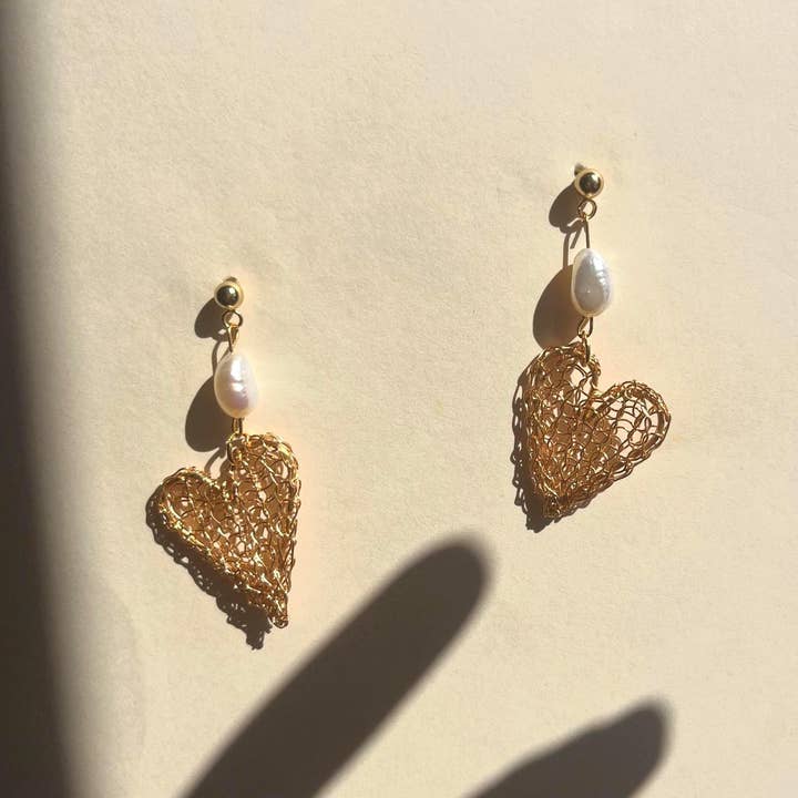 24k guldpläterade barockpärlörhängen handgjorda för wholesale av Wild Weaves Jewellery by Sara Lindgren