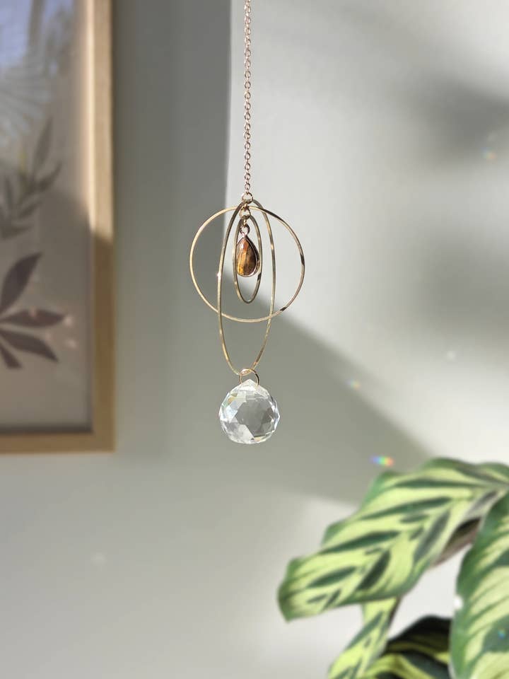 Atrapasol ROTA de latón con cristal de vidrio y gemas para venta al por mayor de Atelier Intuitive