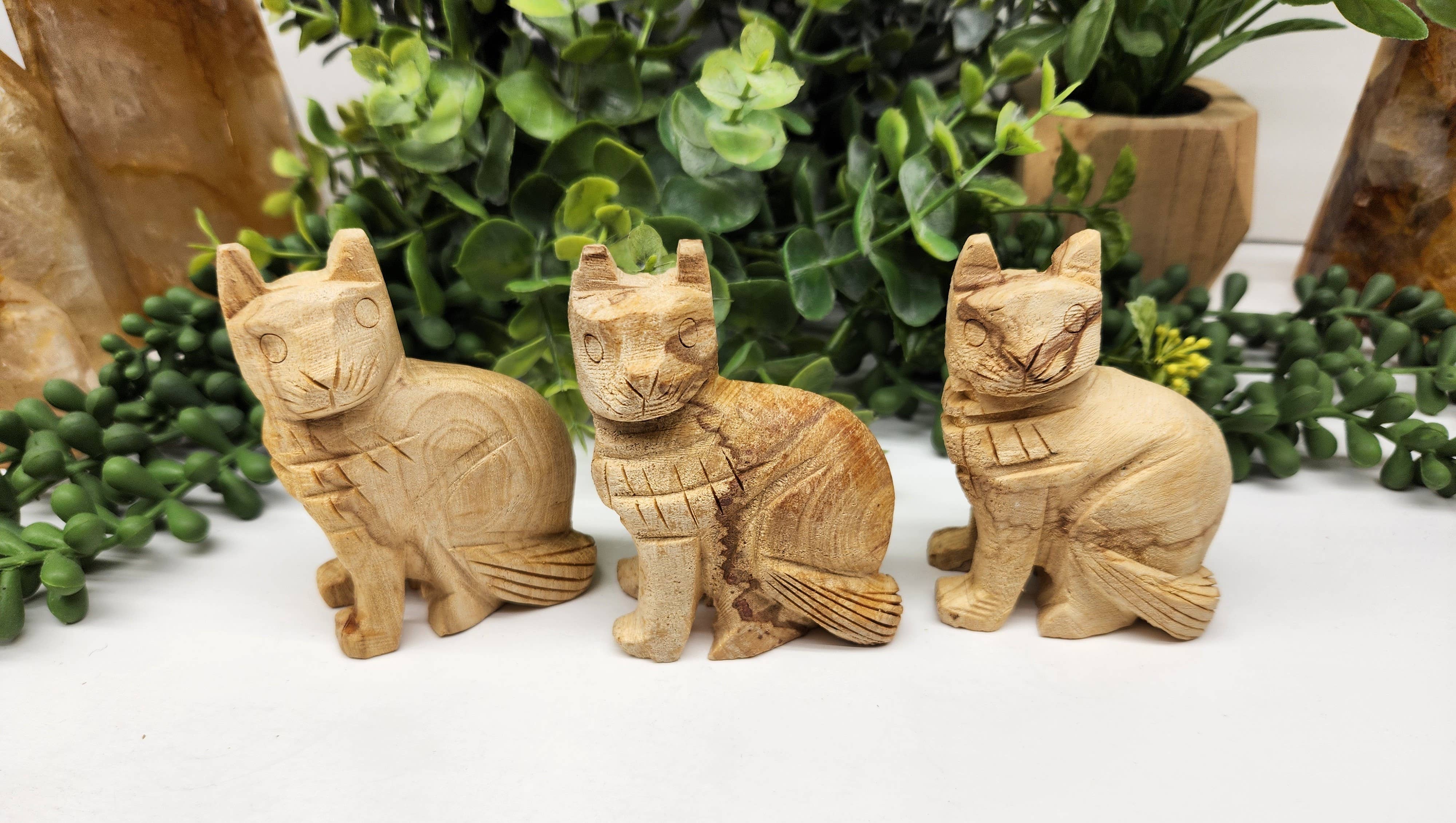 Meraki Gemstones – Engroshandel Pyntefigur – Håndskåret kat i Palo Santo træ, højde 8,3 cm, bredde 6,4 cm8