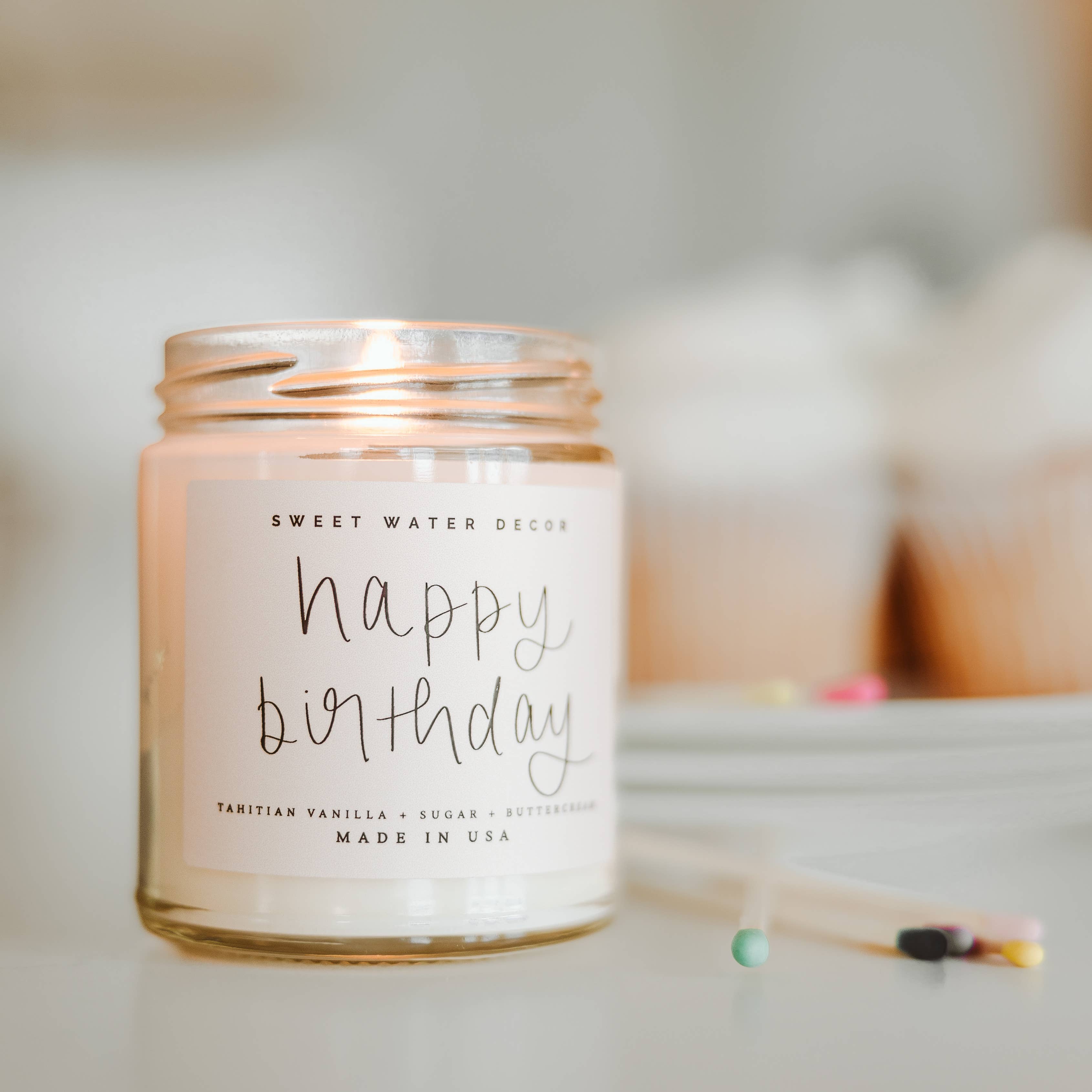 Sweet Water Decor – wholesale Burkljus – Happy Birthday-sojaljus 9 oz – hemdekoration och gåvor9