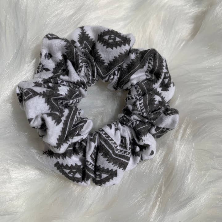 Wild West Lysegrå Scrunchie for engroshandel hos Sage Babe Shop