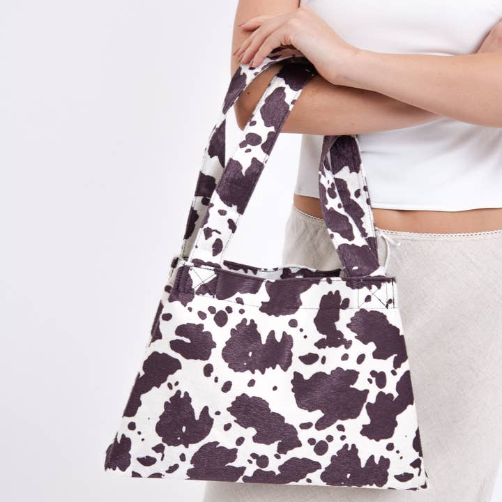 Ko Print Axelväska i avsmalnande ponnyläder med ko-print för wholesale på Faire