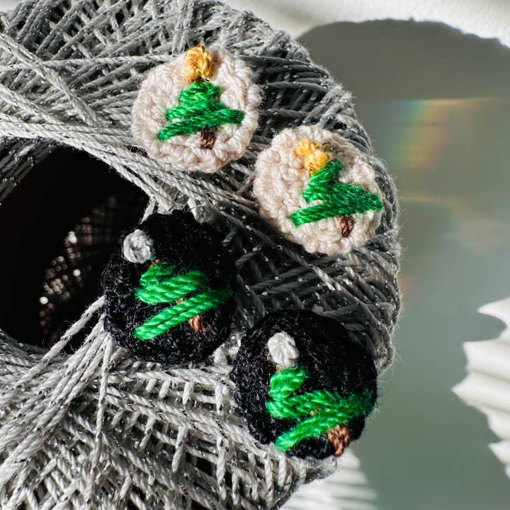 Boucles d'oreilles à tige en crochet avec sapin de Noël pour la vente par Bird Nest Closet