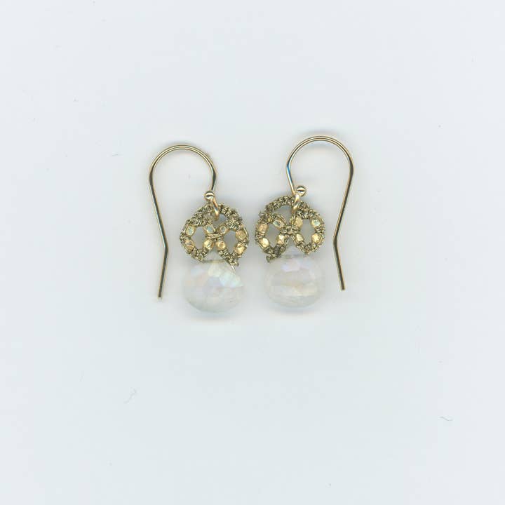 Boucles d'oreilles bébé en dentelle pour la vente par Danielle Welmond