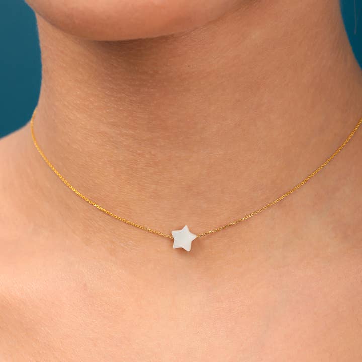 Petit tour de cou en nacre, collier étoile en nacre naturelle, collier ras du cou délicat, cadeau pour femme, cadeau pour fille pour la vente par Gowa Design