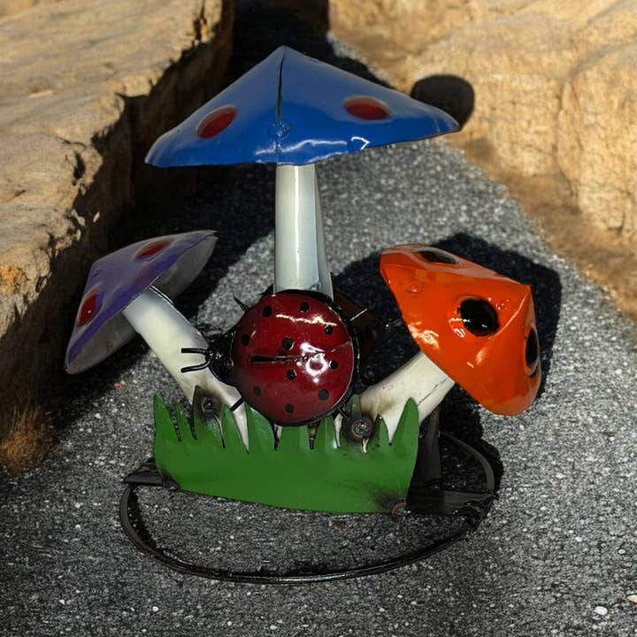 Escultura de Jardín de Hongo Metálico Colorido con Mariquita para venta al por mayor de Blue Goat Garden Decor