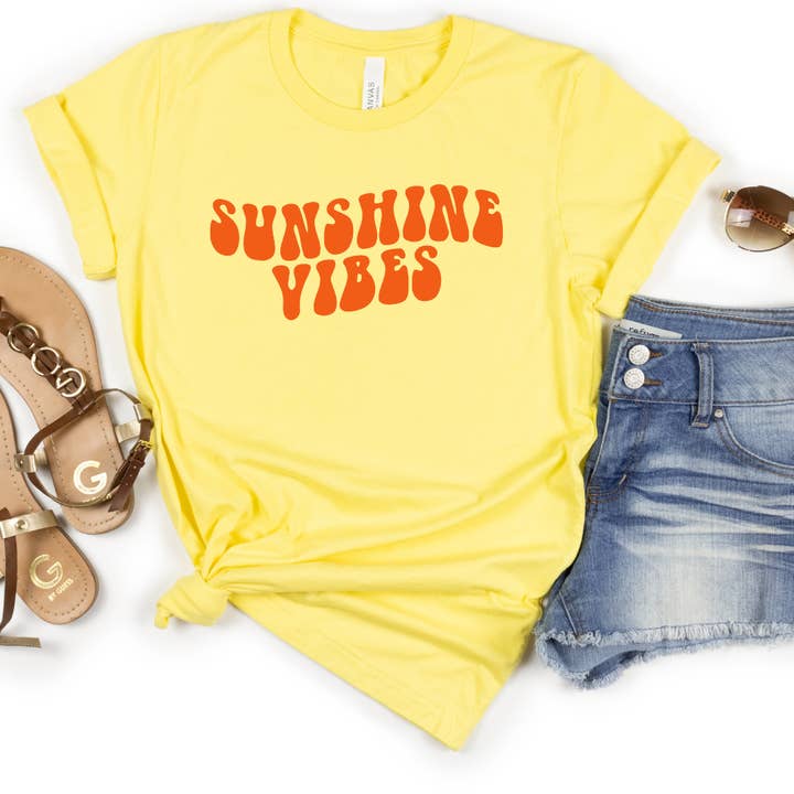 T-shirt rétro Sunshine Vibes pour la vente par Londas Trendy Tees