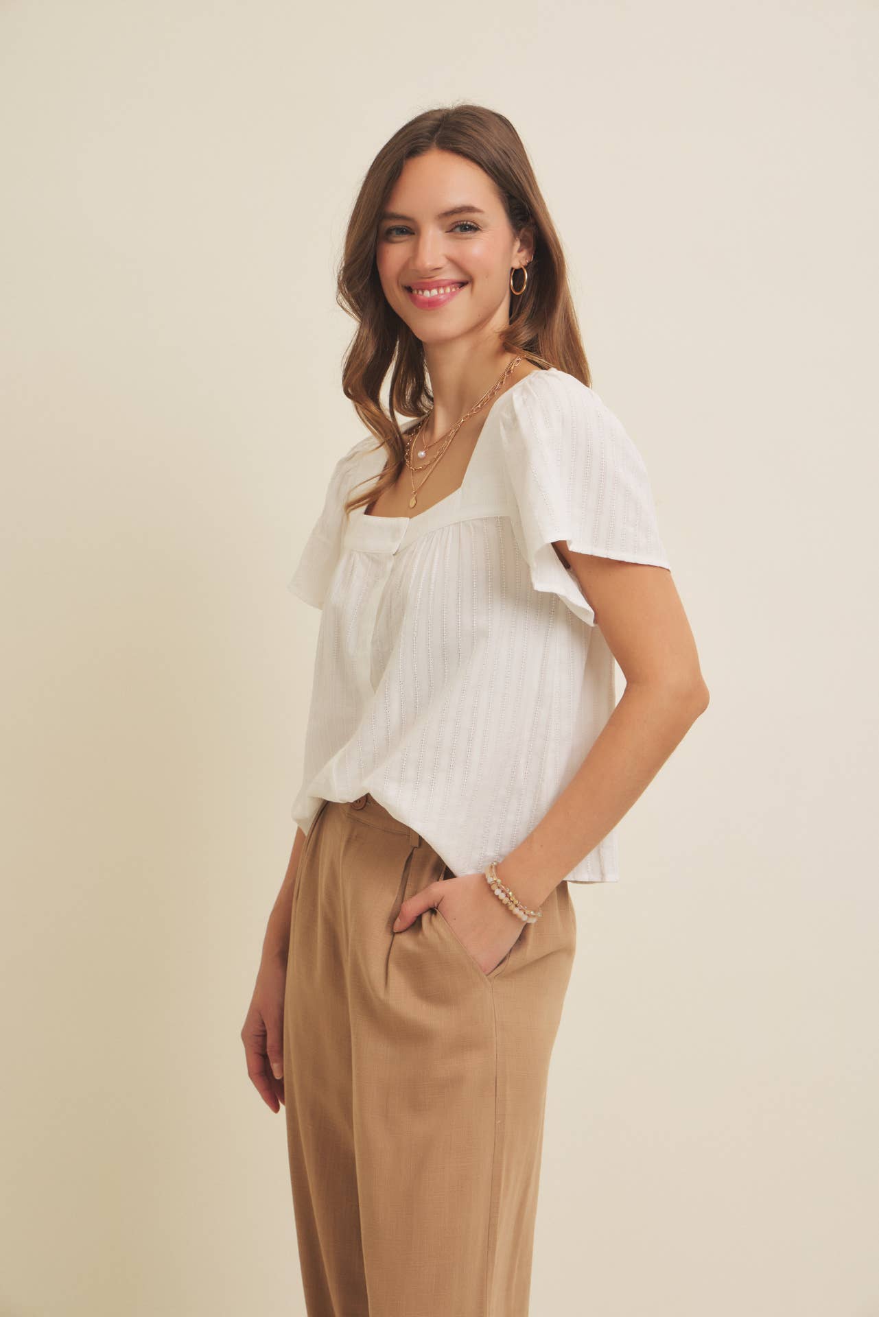 in february – Großhandel Bluse – Damen – BLUSE MIT STRUKTURIERTEM STOFF UND VIERKANT-AUSSCHNITT MIT KNOPFLEISTE11