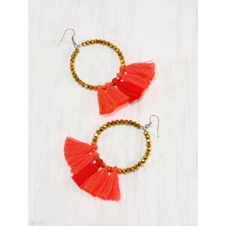 Boucles d'oreilles créoles dorées avec pompons oranges, grandes créoles bohèmes, cadeaux uniques pour elle pour la vente par Ninolia