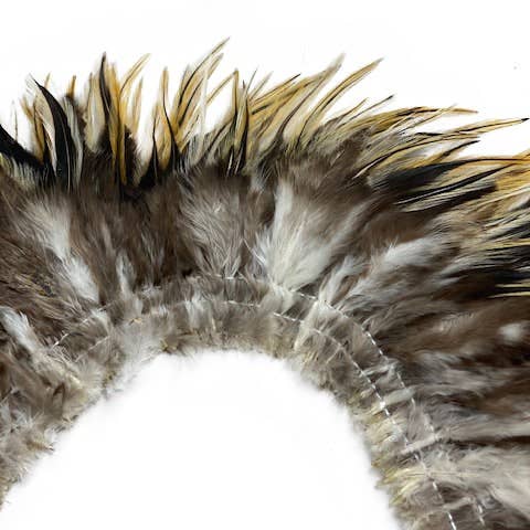 Zucker Feather Products – wholesale Hantverkstillbehör – Badger Rooster Sadelfjädrar Strängda - 2 ”Remsa av 4-6"