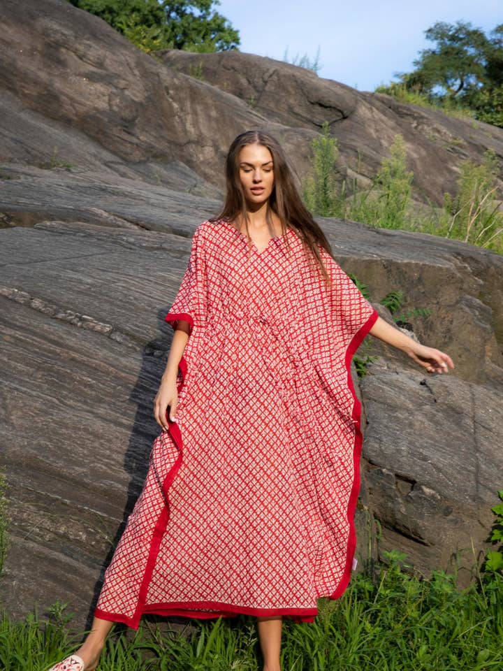 Caftan rouge Buti pour la vente par Guadalupe Design