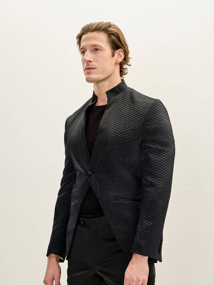 Smoking en satin plissé à col mandarin - Noir pour la vente par Ron Tomson