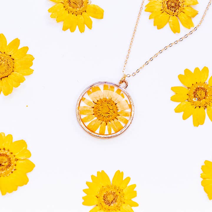 Allie and Posie – wholesale Pendant/charm necklace – DAISY necklace with real pressed marguerite daisies in resin7