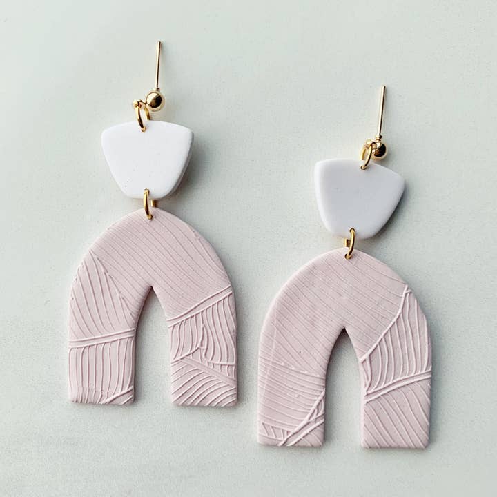 Brinco Textura Alora em Rosa Claro por atacado de Clay By Denae