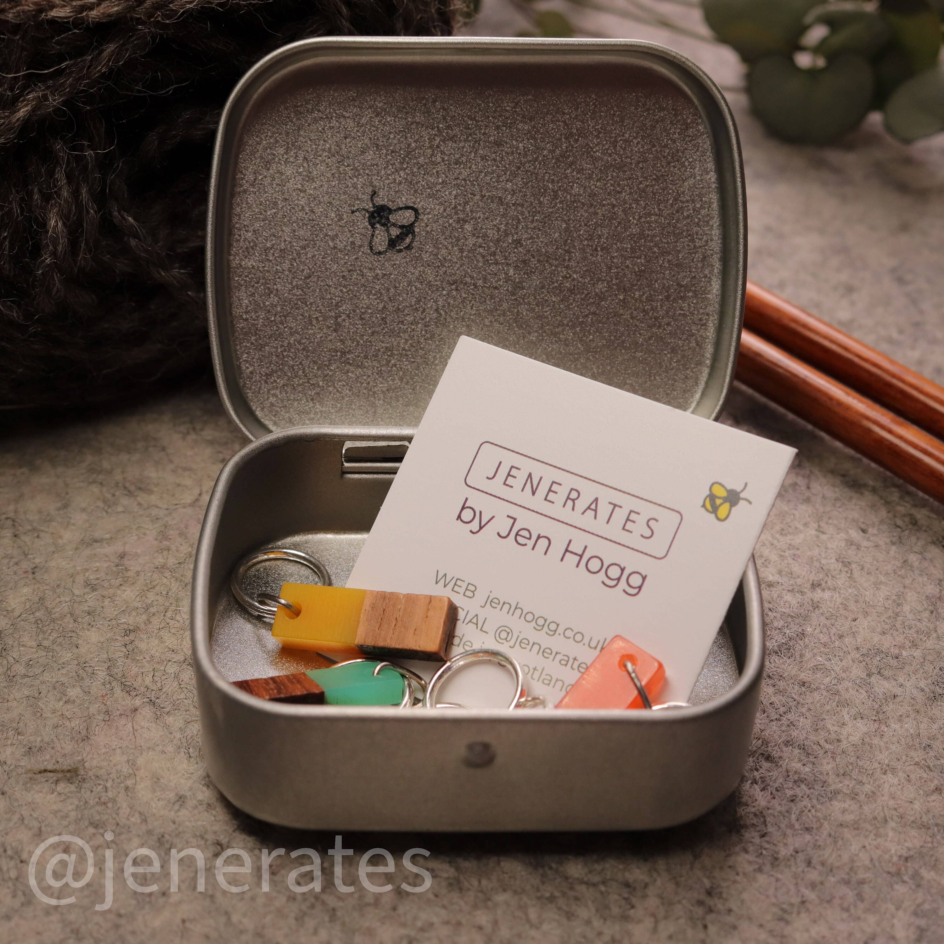 Jenerates by Jen Hogg - Vendita all'ingrosso Attrezzi per lavoro a maglia/uncinetto - Jenerates Set di 6 Marker per Maglia in Legno di Noce e Resina - Colori Misti3