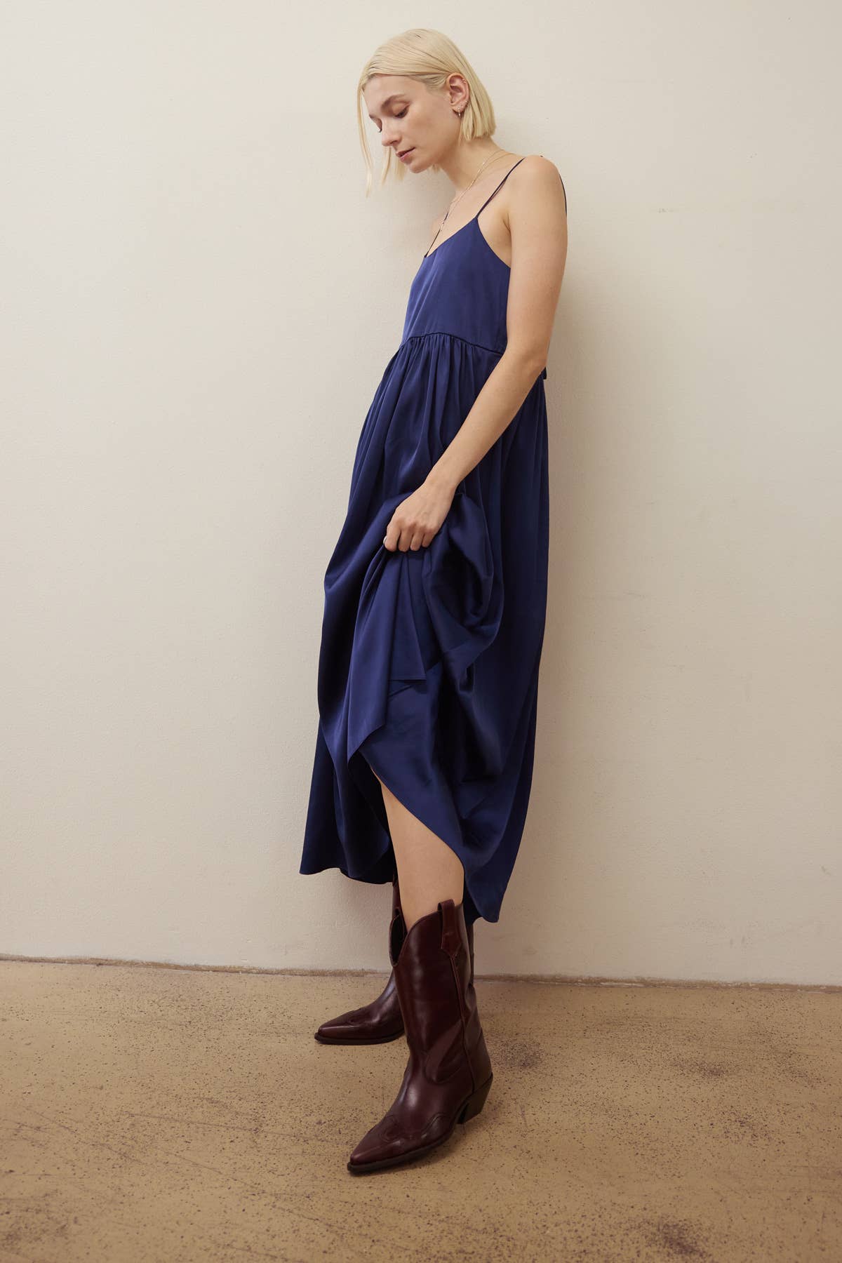 Lara Daisy - Vendita all'ingrosso Vestito - Donna - Abito midi in satin con spalline e fiocco sul retro15