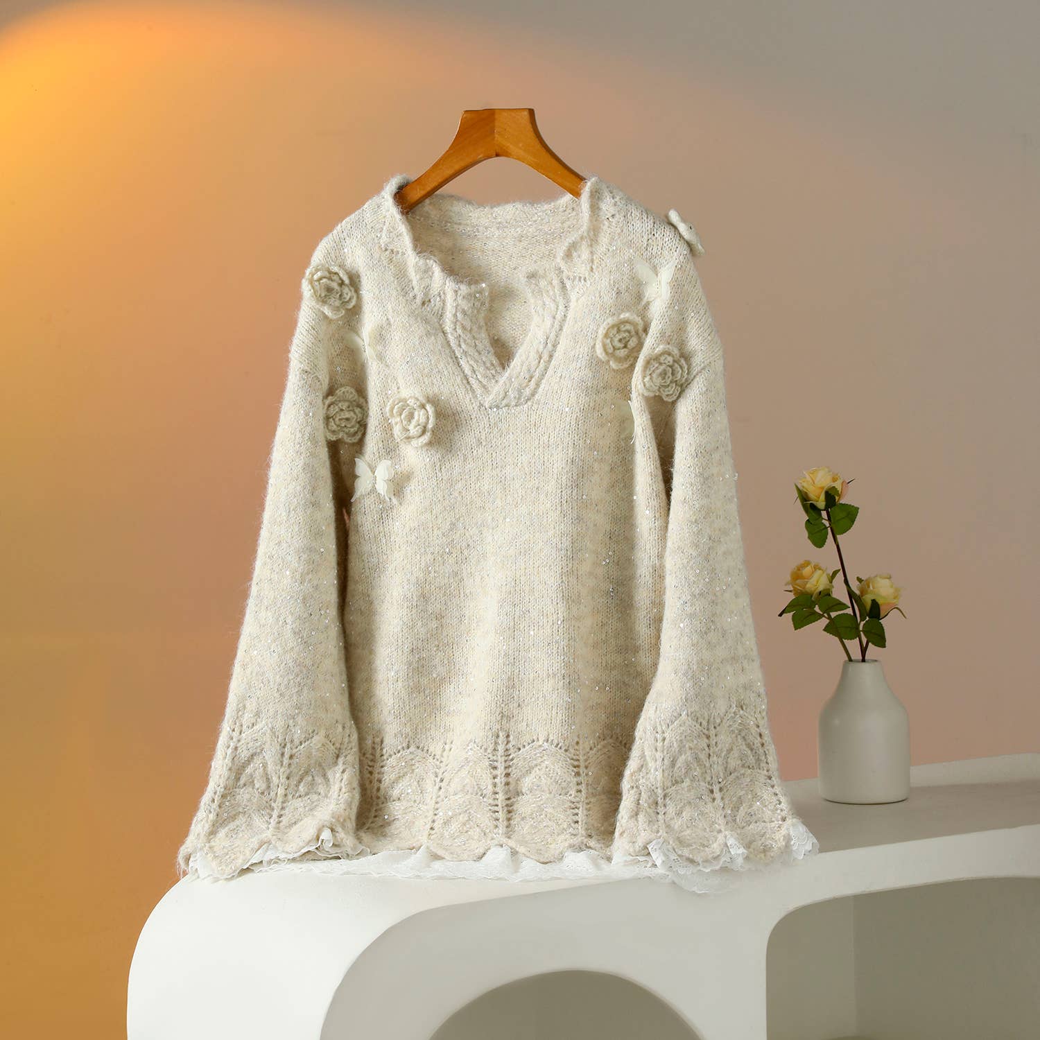 PEACH ACCESSORIES – wholesale Pullovertröja - Dam – Vintage creamfärgad tröja med delikata blomdetaljer SK176
