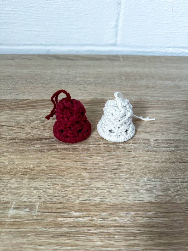 Décoration en forme de cloche en macramé pour la vente par Knotty Mama Studios