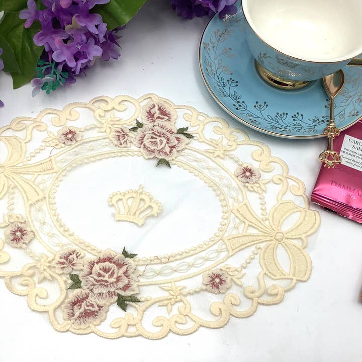 All Little Cute Things - Vente Sets de table - Ensemble de table napperon en dentelle française vintage Regency Crown2