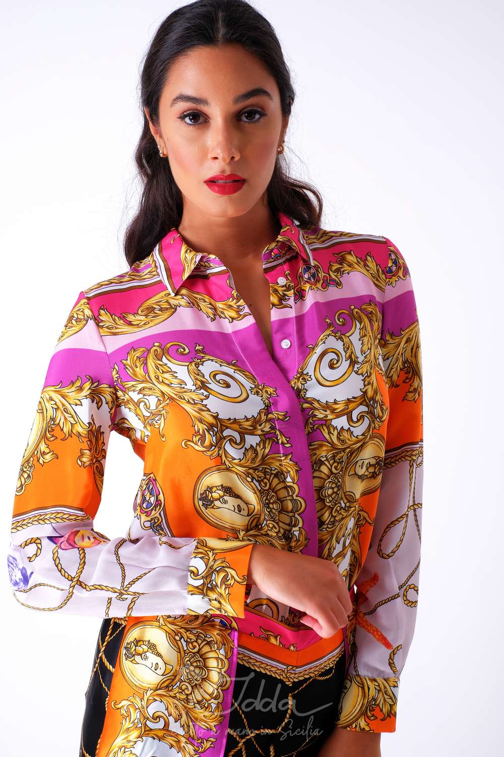 IDDA – wholesale Tröja med knappar – Dam – Silkesskjorta i crepe de chine med foulardmönster