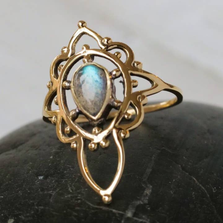 Bague en laiton décorée avec pierre de labradorite pour la vente par Baizaar