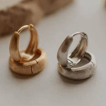 Rue Gebürstete Creolen für den Großhandel von Mauve Jewelry Co.