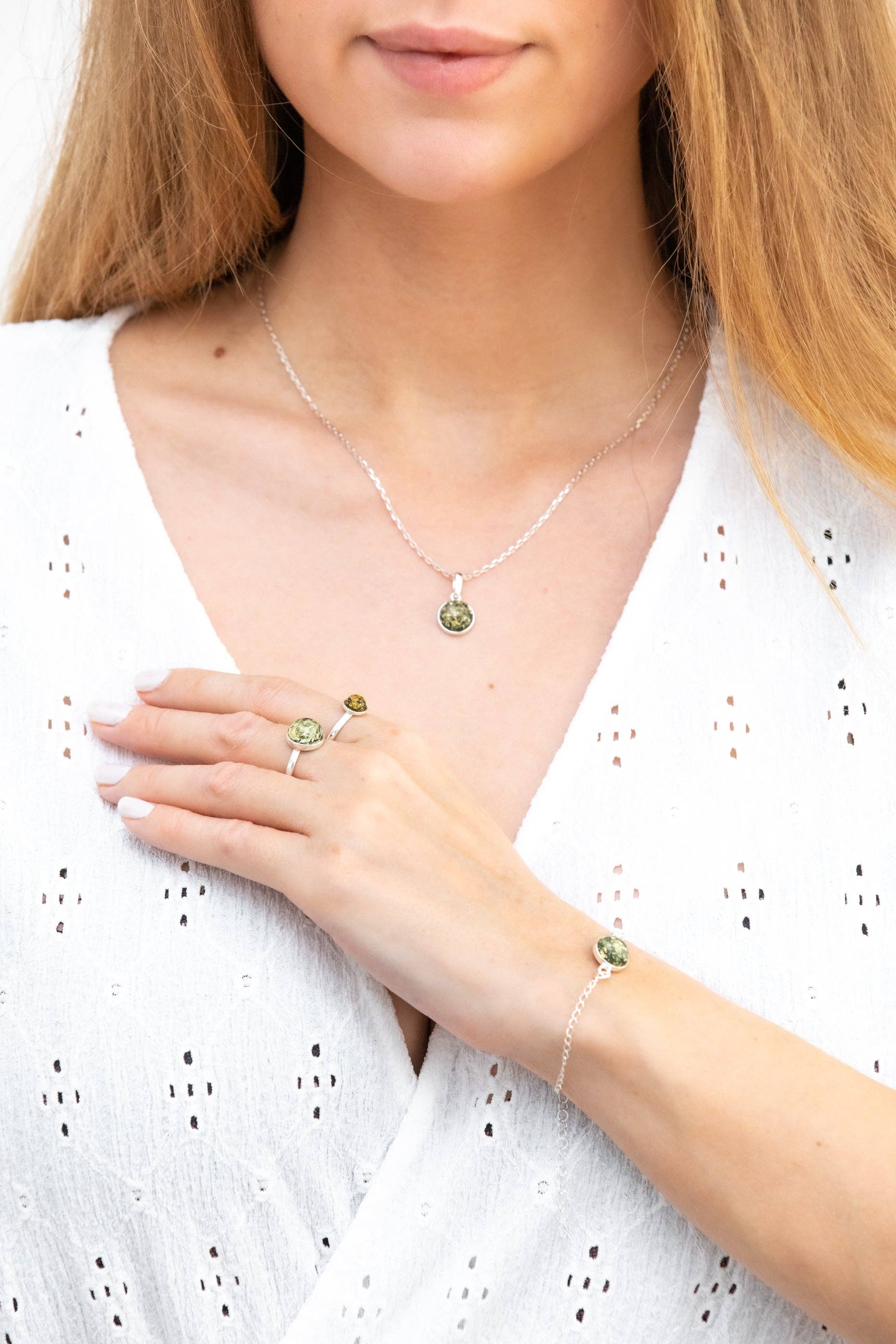 Baltic Beauty – wholesale Hänge-/berlockhalsband – ESSENTIALS Mini grön bärnsten hänge6