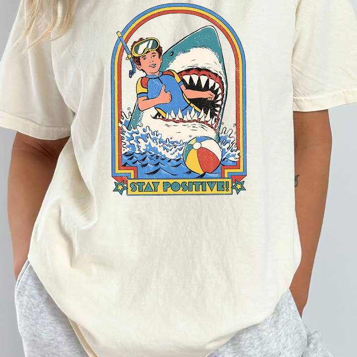 T-shirt Stay Positive Shark Comfort Colors por atacado de Kissed Apparel