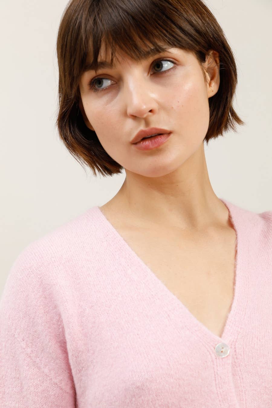 NAÏS PARIS – wholesale Kofta - Dam – Kort knappad V-ringad kofta i alpaca och ull22