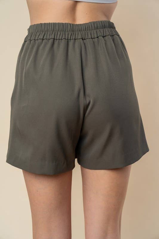 Olive Short en tissu uni taille haute P40686 en vente sur Faire4