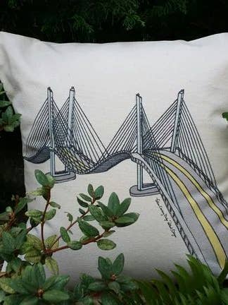 Taie d'oreiller en toile Tilikum Crossing, Pont du Peuple pour la vente par Alshiref Design and Print LLC