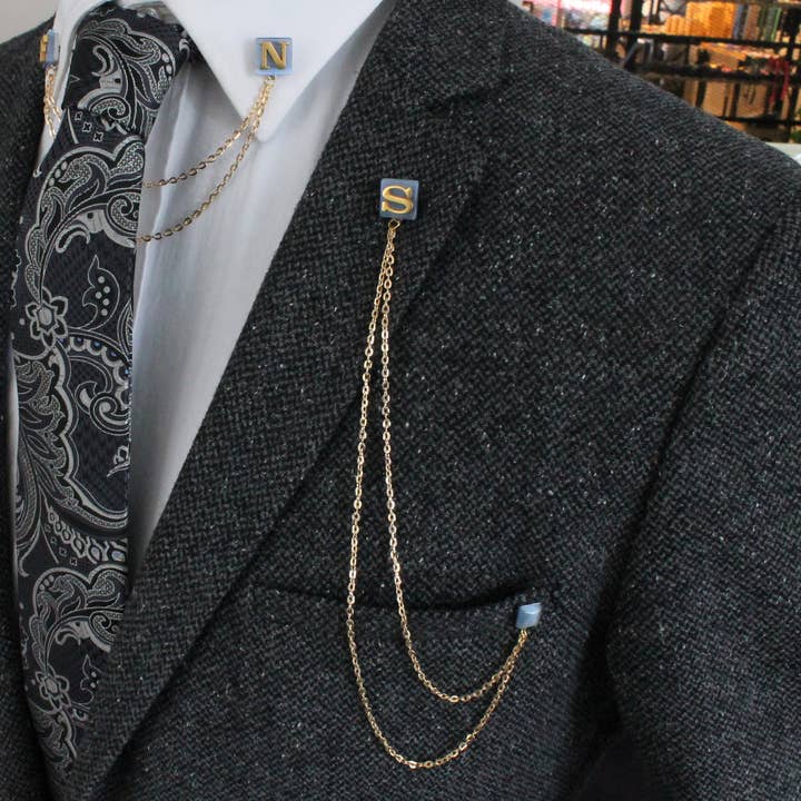 Spilla con lettera personalizzata, spilla a catena personalizzata per la vendita all'ingrosso da parte di COOLMENCLUB