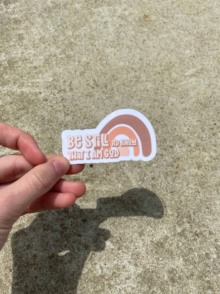 Adesivo «Sii calmo e sappi che sono Dio» per la vendita all'ingrosso da parte di Hannah Elise Co