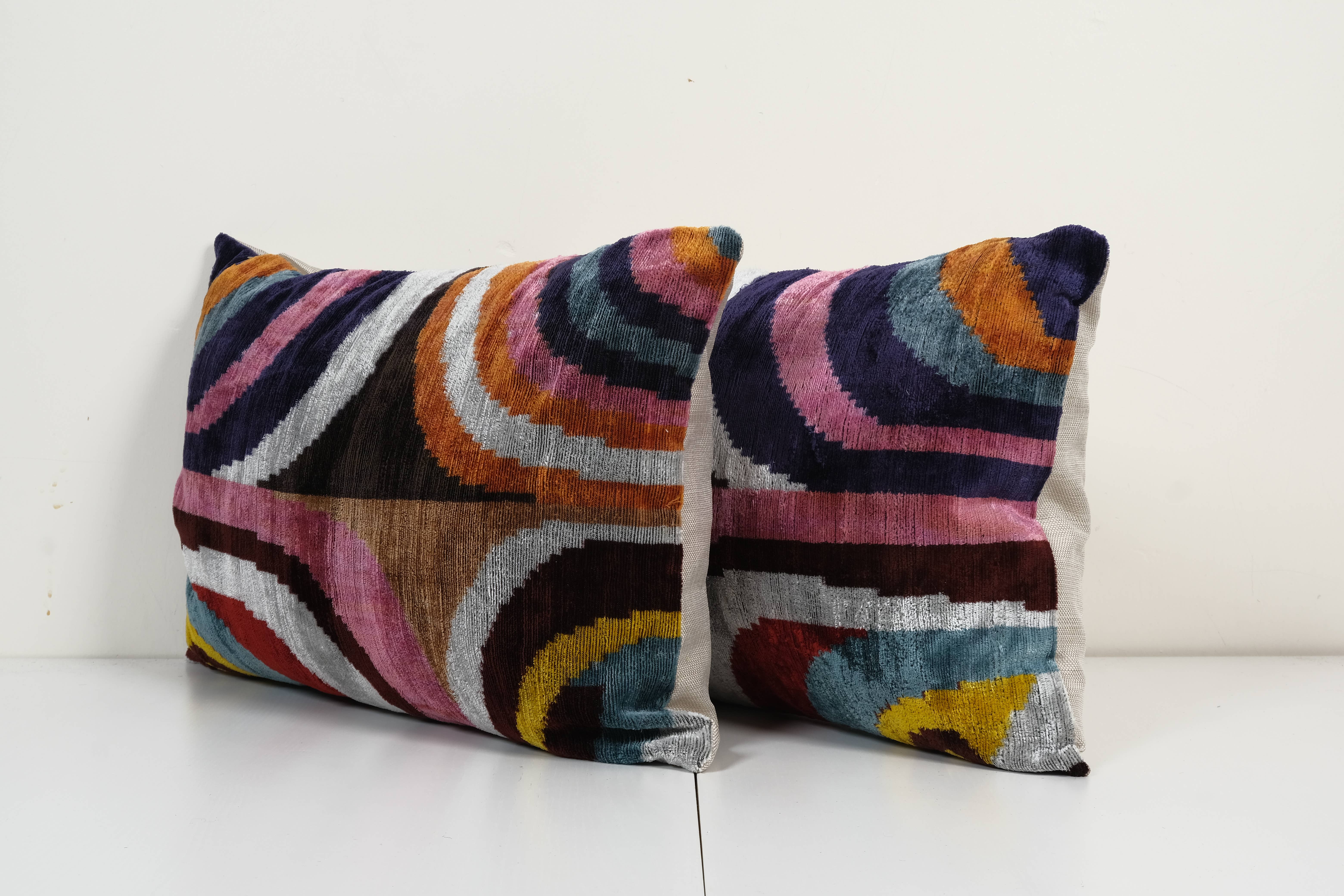 Vintage Pillows Store - Vendita all'ingrosso Cuscini lombari - Coppia di cuscini in velluto Ikat in seta, set di due lombari ikat in seta1