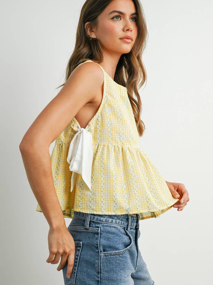 Sky Meadow peplumtop med blå gingham og broderede tusindfryd for engroshandel hos BUTTERMELON