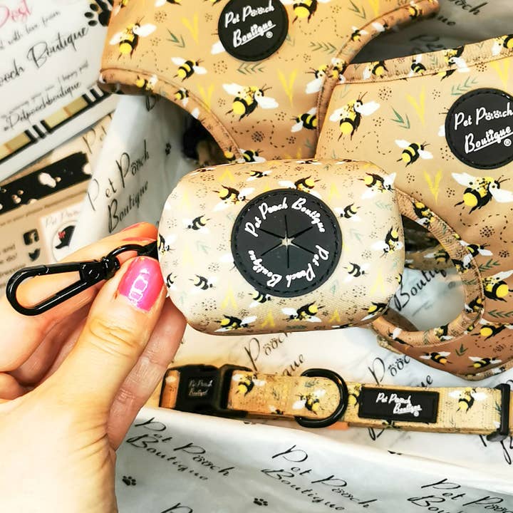 Honey Bumble Bee hondenpoepzakhouder *Gratis rol poepzakjes voor wholesale door Pet Pooch Boutique