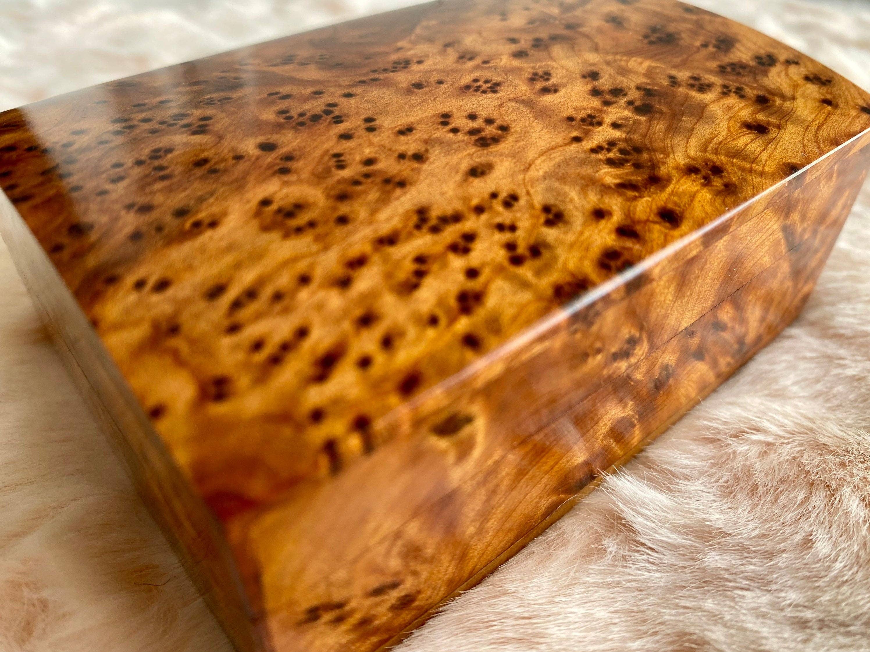 AtlasPerles – Großhandel Schmuckschatulle/-Organizer – 4"x2" Hochzeitsringbox, marokkanische Thuja-Holzbox, handgefertigte Ringbox für Andenken, Verlobungsschmuckaufbewahrung, gravierte Thuja-Ringbox für den Antrag7