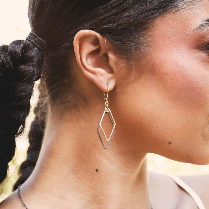 Brincos de Contorno com Diamante Negro + Ouro | MIRAGEM OURO+TINTA por atacado de Freshie & Zero