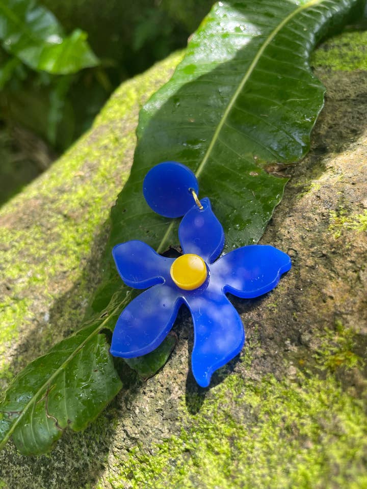 Blue Daisy earrings for wholesale by Le Strict Maximum