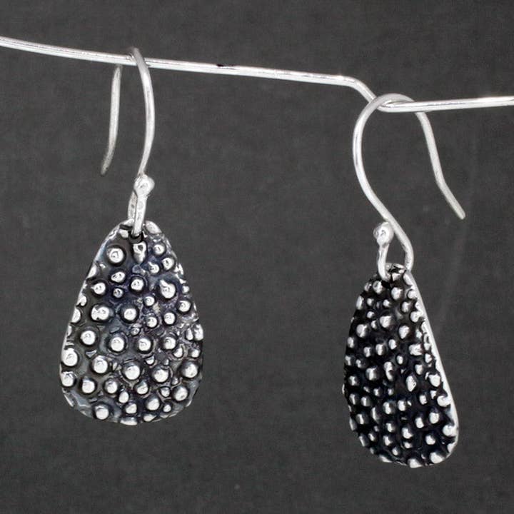 Geoxideerde Gestippelde Madelief Bloemblad Oorbellen Hanger voor wholesale door Emilio Sotelo Jewellery