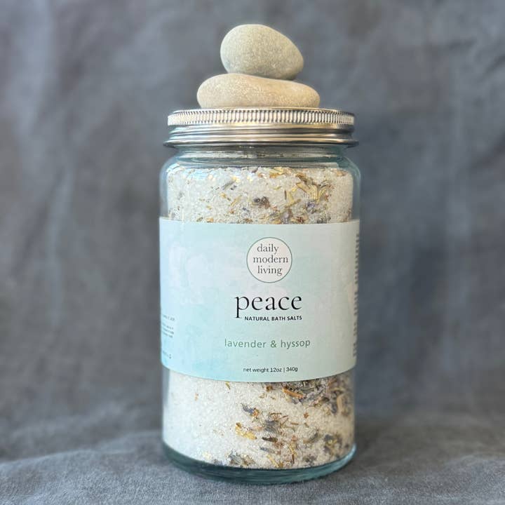 Sels de bain naturels Peace 12oz avec lavande et hysope pour la vente par Daily Modern Living