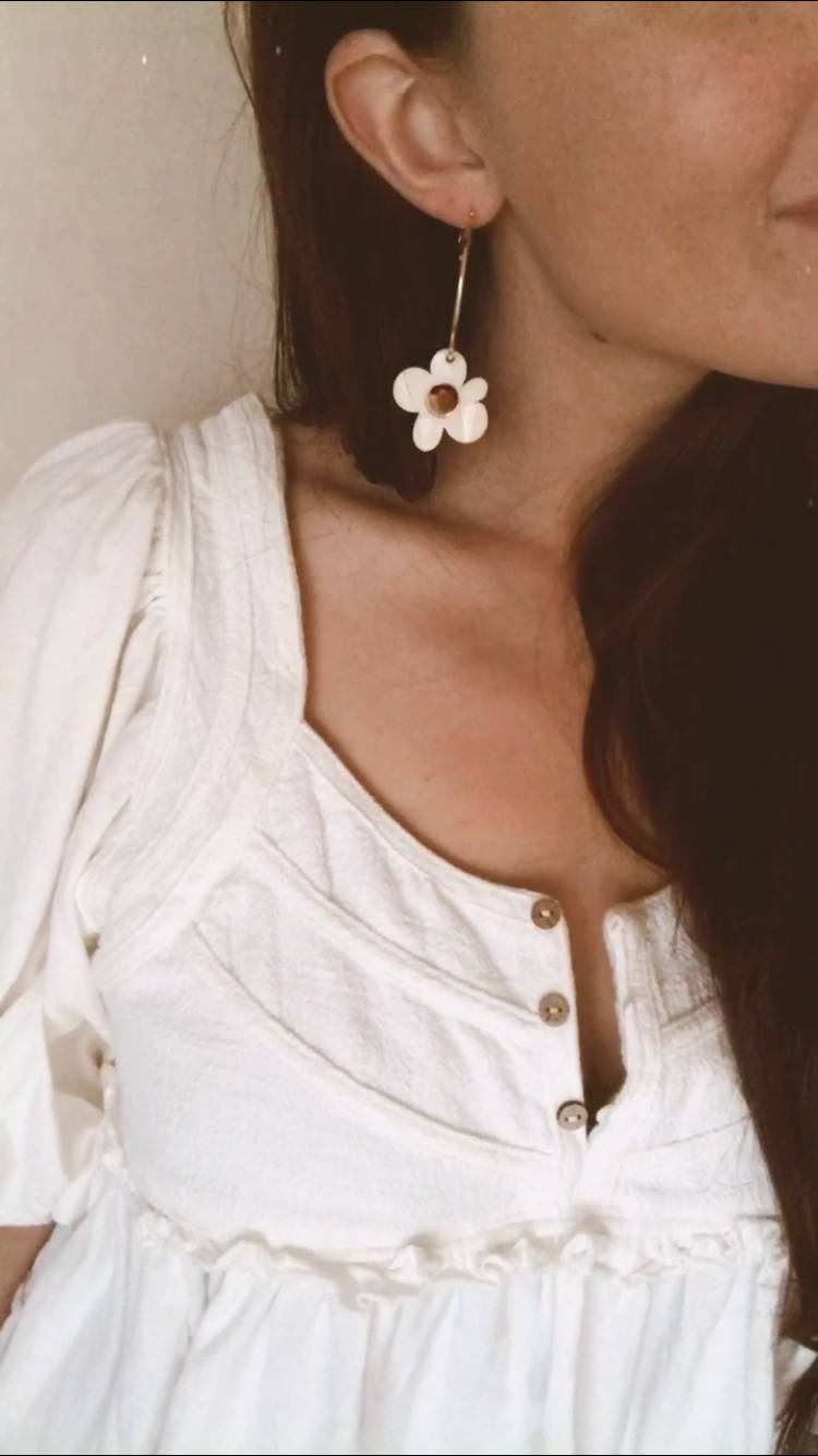 Foxie Collective - Venta al por mayor Pendientes de aro - Aros tipo argolla con forma de flor de luna | crema y oro | VENTA AL POR MAYOR1