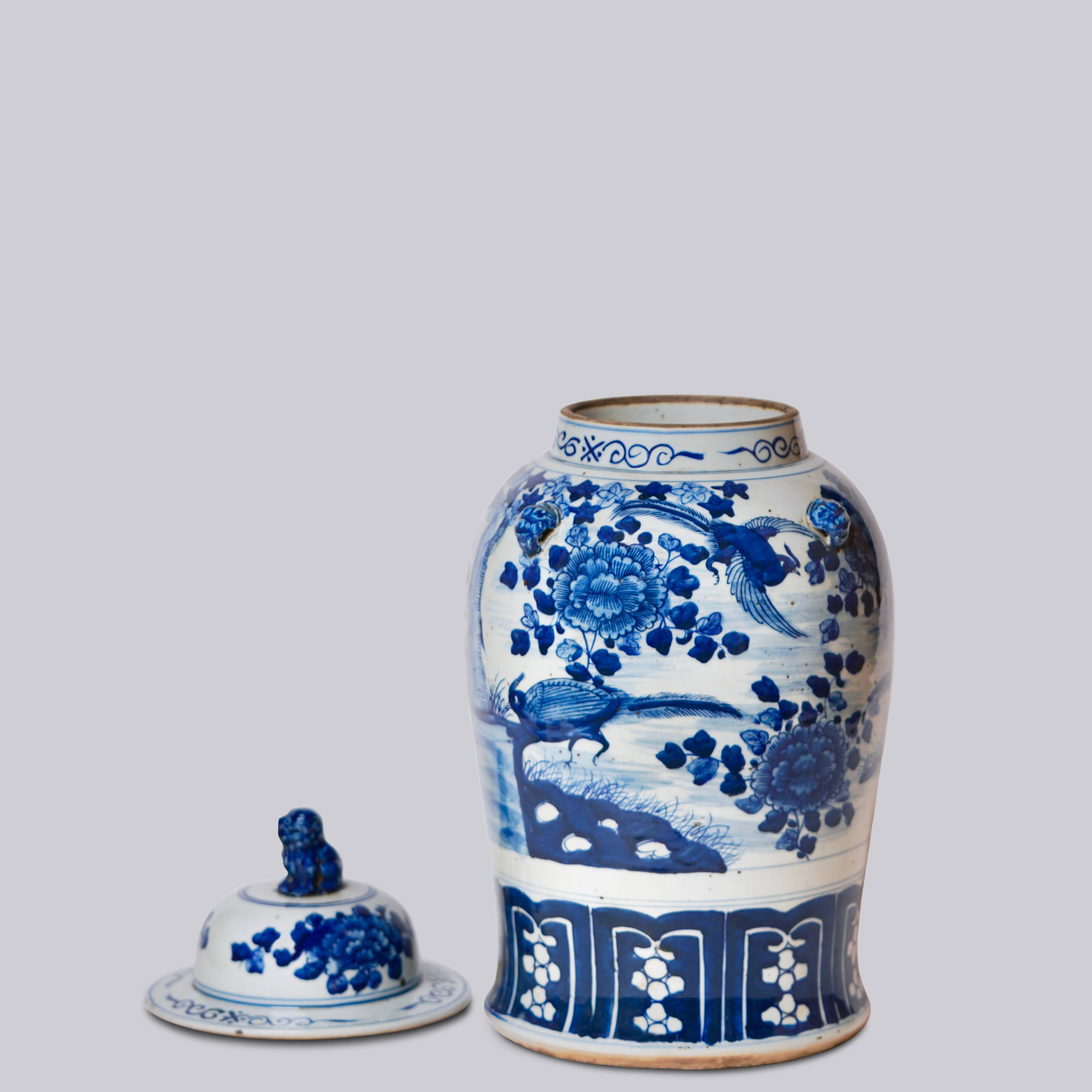 Cobalt Guild - Vente Bocal décoratif - Pot de temple en porcelaine bleu et blanc avec oiseaux et fleurs2