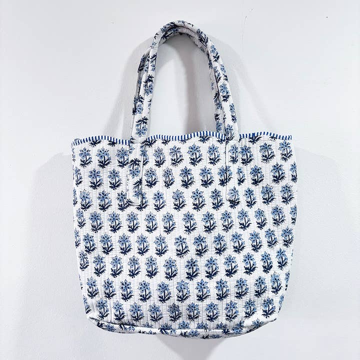 Sac cabas matelassé à imprimé bloc BLUE MIRAGE pour la vente par AMIMA HOME