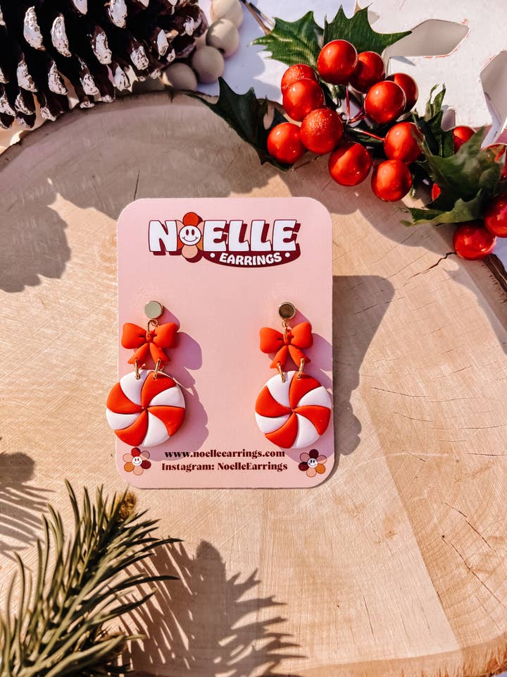 Oorbellen met pepermunt (kerstklei-oorbellen) voor wholesale door Noelle Earrings
