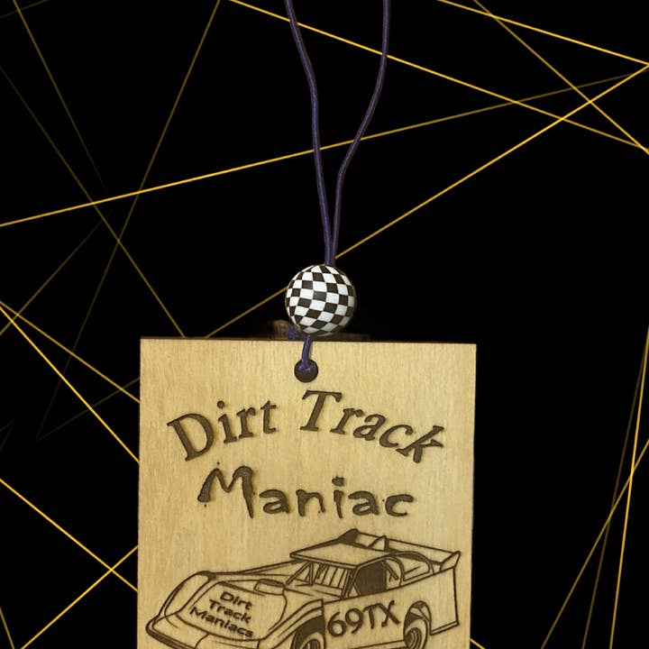 Désodorisant de voiture avec design de course sur piste en terre découpé au laser et gravé pour la vente par DK LaserWorx