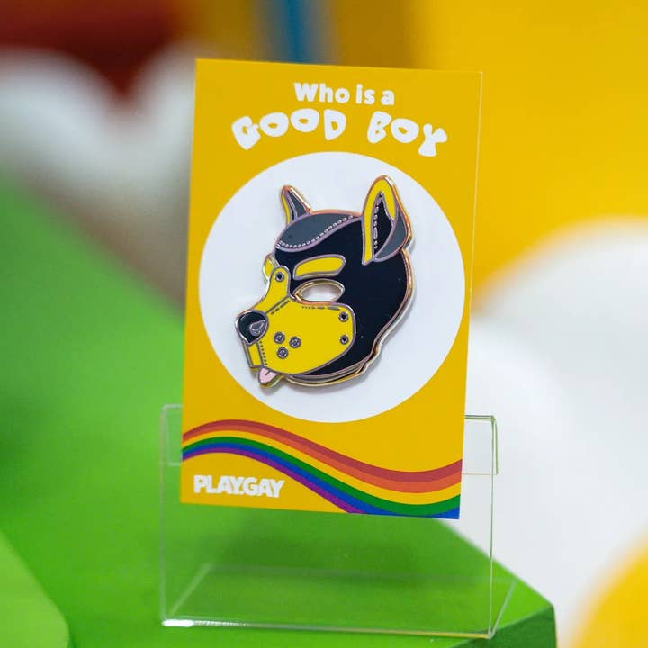 Pup Masker (Geel) – Enamel Speldje voor wholesale door Play.Gay