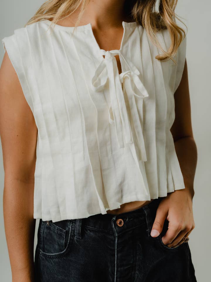 Chemise à Plis et Nœuds de Peyton pour la vente par The Adorn Co.