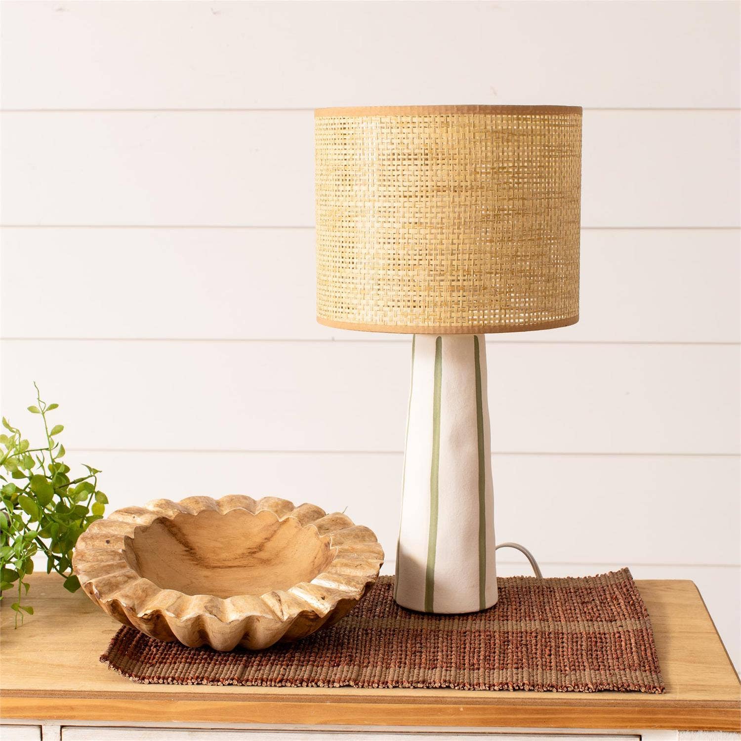 Audrey's Home & Gift - Vendita all'ingrosso Lampada da scrivania/d'accento - Lampada - Base a righe verdi, Paralume intrecciato naturale (PC)1