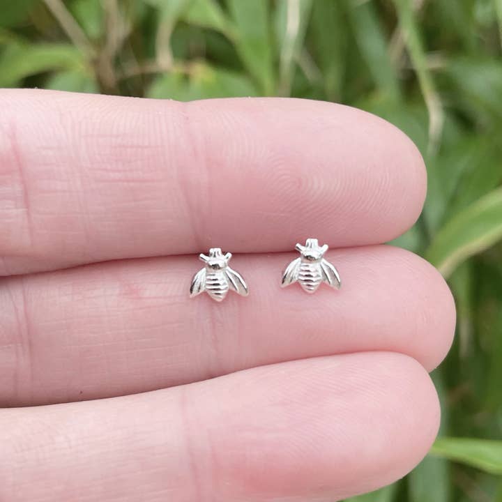 Boucles d'oreilles en forme d'abeille en argent sterling, petits clous en argent pour la vente par Verve Jewellery